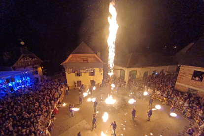 La hoguera del Secà de Sant Pere, una de las 27 que anoche autorizó el ayuntamiento en barrios y partidas de la ciudad de Lleida. 