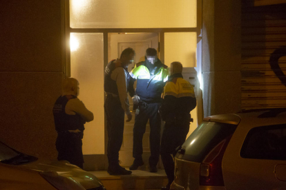 Agentes de los Mossos momentos después del tiroteo en la calle Artesa de Segre, el pasado martes. 