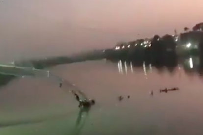 VÍDEO. Almenys 60 morts en esfondrar-se un pont penjant a l'estat indi de Gujarat