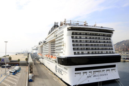 Salvament Marítim i el Port de Barcelona donen per finalitzada la recerca d'una persona que buscaven a l'aigua