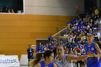 Laura Peña bota el balón ante la internacional Maite Cazorla.