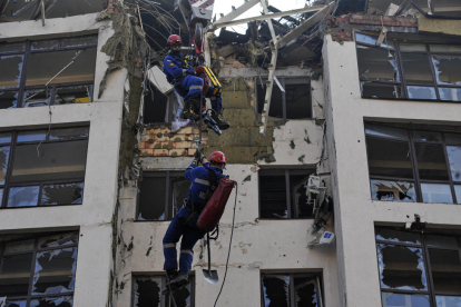Un edifici de Kíev danyat per un atac rus.