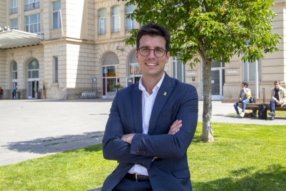 Toni Postius, alcaldable de Junts, ante la estación de trenes.