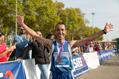 Moment de la sortida de la marató de Lleida, ahir als Camps Elisis de Lleida.