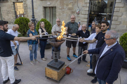 Omnium Cultural coordinó la recepción de la Flama del Canigó ayer en el Parc del Cadí de La Seu. 