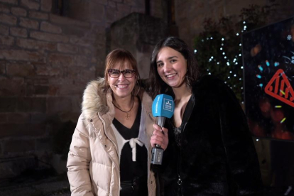 Mariví Chacón y Judit Montoy retransmiten las campanadas de Peramola para Lleida TV.