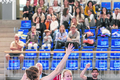 Bojana Kovacevic supera Marta Hermida, la millor del partit.