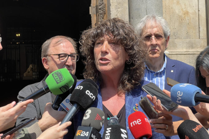 La consellera d'Acció Climàtica, Teresa Jordà, atén els mitjans de comunicació a les portes del Palau de la Generalitat.