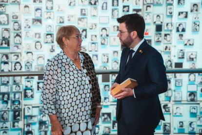 Aragonès entregó a Bachelet en Chile el XX Premi Joan Alsina de Derechos Humanos.