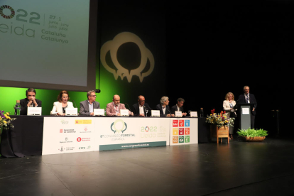 Les autoritats, ahir durant la inauguració de la vuitena edició del Congrés Forestal a Lleida ciutat.