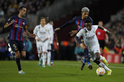 Araujo persigue a Vinícius en una acción del partido de ayer.