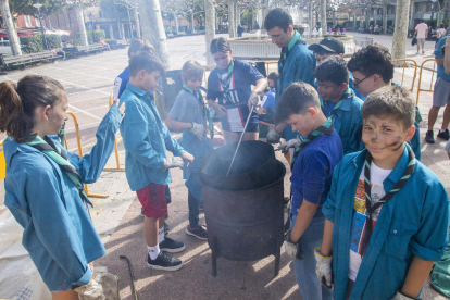 Tàrrega. Membres del grup d'escoltes de Tàrrega van vendre castanyes rostides per ells mateixos a la plaça del Carme.