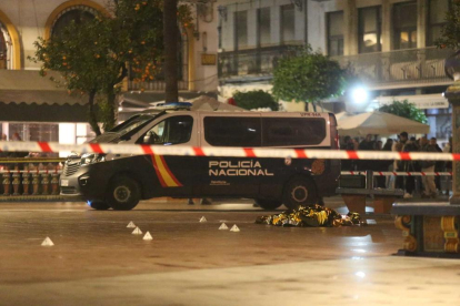 Efectius sanitaris i policials cobreixen el cadàver del sagristà mort en un atac a diferents esglésies a Algesires.