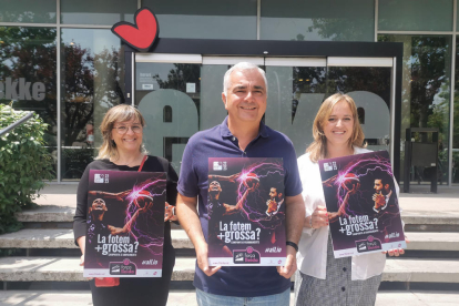 Montse Pociello, Albert Aliaga y Laura Estadella posan con los carteles de la campaña que ayer se presentó en el gimnasio Ekke.