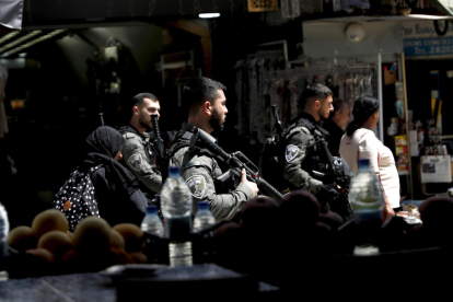 La policía israelí patrulla en un callejón que conduce al complejo de la Mezquita de Al Aqsa.