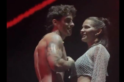 Frame del vídeo en que Álvaro de Luna dedica una cançó a Laura Escanes, al Zevra Festival de Cúllera.
