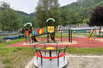 El juego giratorio instalado en el parque infantil. 
