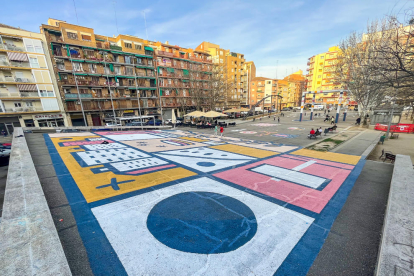 El mural en la plaza del Clot de les Granotes ya luce a todo color