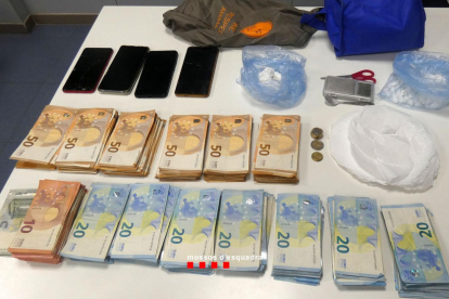 Imatge de la droga i els diners decomissats a l’arrestat.