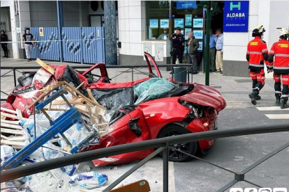 El coche aplastado por un palé que se ha caído de una grúa en Granada