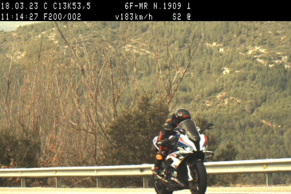 La imatge de la motocicleta infractora captada pel radar dels Mossos.