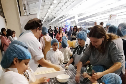 Un dels torns del taller ‘Aprenem a fer pa!’ del Cucalòcum.