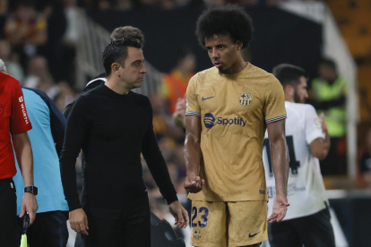 Xavi parlant amb Koundé després de ser substituït a València.