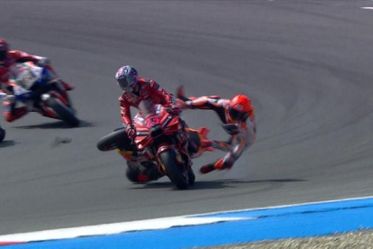 Marc Márquez, rodant davant d’Oliveira i el seu germà Álex, en les primeres voltes de l’esprint.