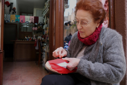 A la Maria Carme Grifell li agrada treballar asseguda a les portes de Cal Seixanta-Cinc.