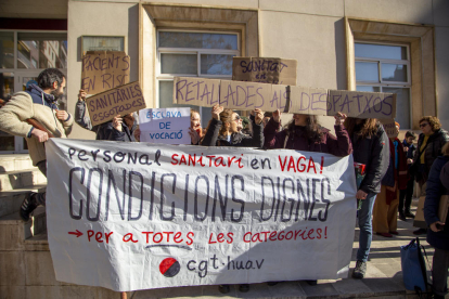 Protesta de sanitarios a las puertas de los servicios territoriales de Salud en Lleida.