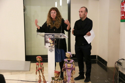 Els codirectors de la Fira de Titelles de Lleida, Elisabet Vallvé i Oriol Ferre, durant la presentació de la 34a edició del certamen