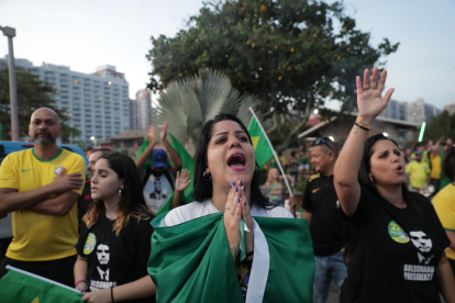 Simpatitzants de Jair Bolsonaro es reuneixen al carrer a l’espera dels resultats definitius.