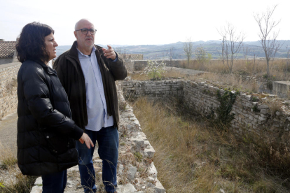 L'alcalde de Cervera, Joan Santacana, i la regidora de Cultura, Mercè Carulla, al castell de Cervera
