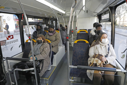 Usuarios de un autobús urbano en Lleida, ayer con mascarilla.