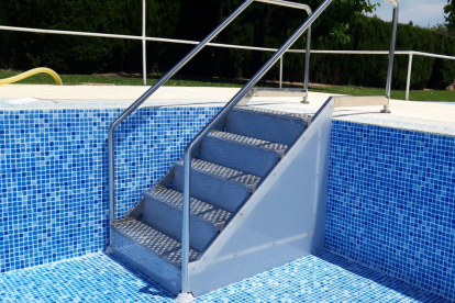La escalera que se ha habilitado en la piscina de Saidí.