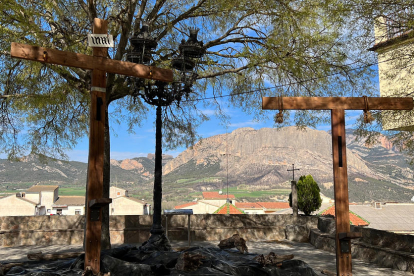 Dos de les creus instal·lades en una plaça del casc antic d'Oliana i que formen part del muntatge de la Passió Viva