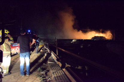 Incendio ayer por la noche en un pajar de La Seu d’Urgell. 