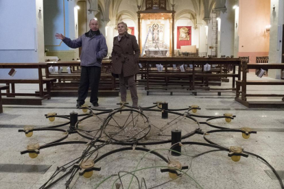 Imagen de las lámparas ya desistaladas en la iglesia de Sant Pau Narbonenc de Anglesola. 