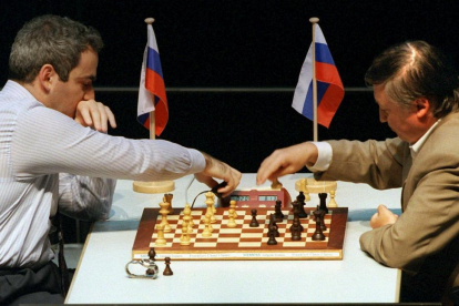 L'excampió mundial escacs Anatoli Kárpov, en coma induït