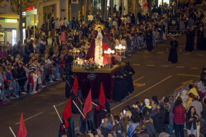 Centeneres de asistentes durante el paso de la procesión en la avenida Catalunya. 