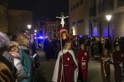 El Barri Antic va ser l'escenari la mitjanit de dijous de la processó del Silenci amb el Sant Crist de l'Agonia i la Mare de Déu de la Pietat