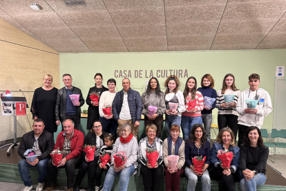 Profesores y alumnos de la Escola d’Art Leandre Cristòfol, en el estreno ayer de la instalación dedicada a Josep Vallverdú en la plaza Paeria.