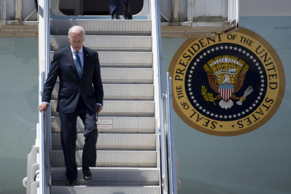 El president dels EUA, Joe Biden, baixa per les escales del seu avió Air Force One, a la seua arribada a la base aèria de Torrejón de Ardoz, a Madrid.