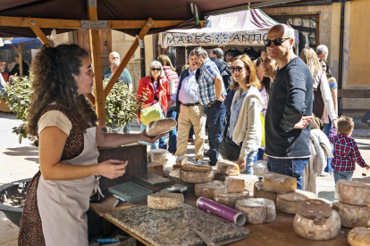 Una de las paradas de la muestra de quesos en el centro histórico de la localidad.