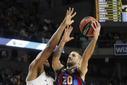 Nicolás Laprovittola entra a cistella davant del francès Yabusele.