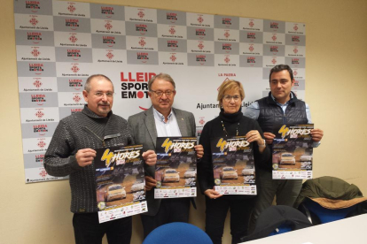 Autoridades y organizadores ayer durante la presentación. 