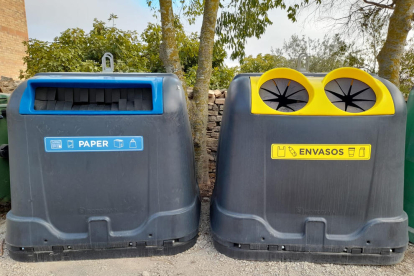 Contenidors d’escombraries per a paper i envasos.