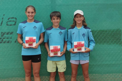 Els representants del Club Natació Lleida Astrid Roges, Zenaida Ruiz i Oleguer Roges