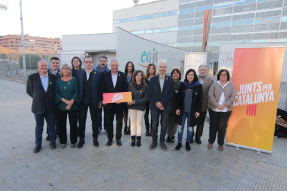 Los integrantes de la candidatura de Junts per Catalunya delante del EOI en Lleida.