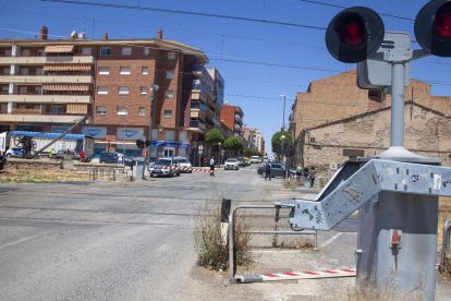 La barrera rota, en primer término, y las colas que se registraron ayer en Tàrrega. 